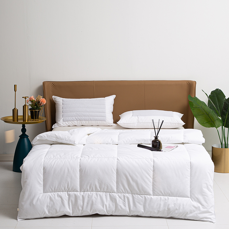 Piumino imbottito 100% cotone da 300 g. Piumino estivo trapuntato bianco. Produzione di set copripiumino