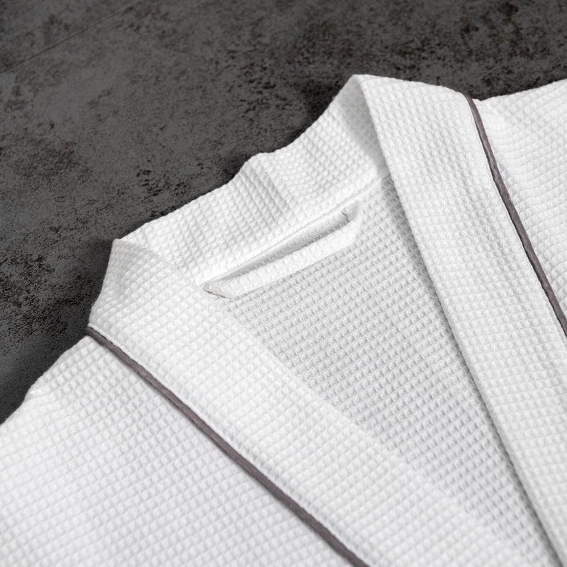 Accappatoio da hotel con collo a kimono in puro cotone 100% piccolo Accappatoio da hotel con collo a kimono in puro cotone 100% piccolo