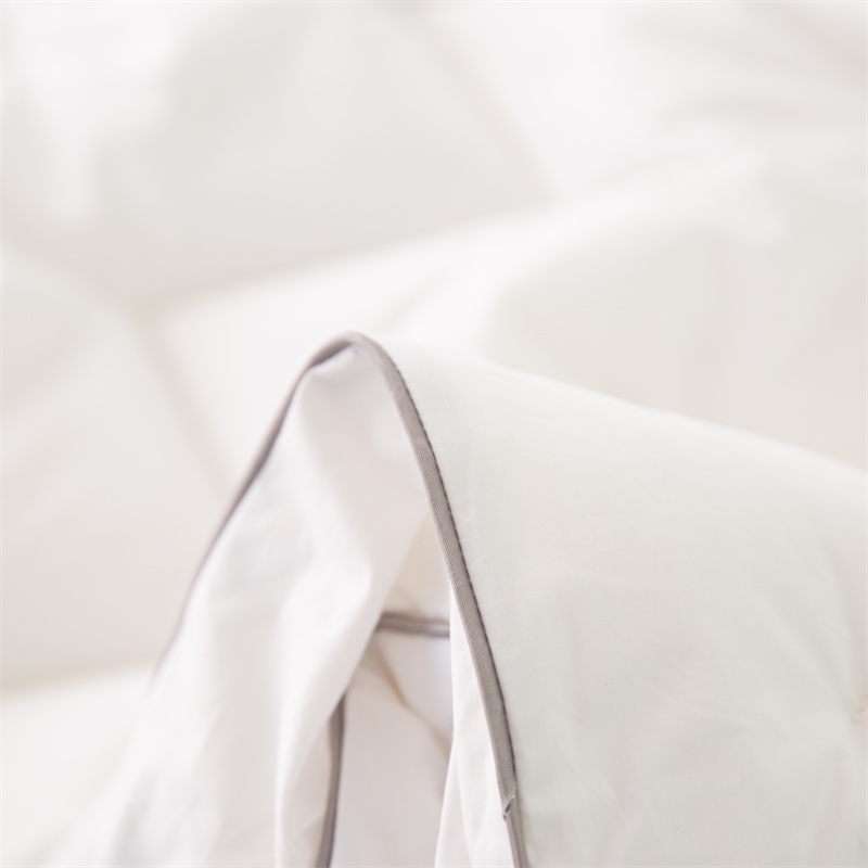 Coprimaterasso con imbottitura in microfibra con design Wave Quliting Coprimaterasso con imbottitura in microfibra con design Wave Quliting