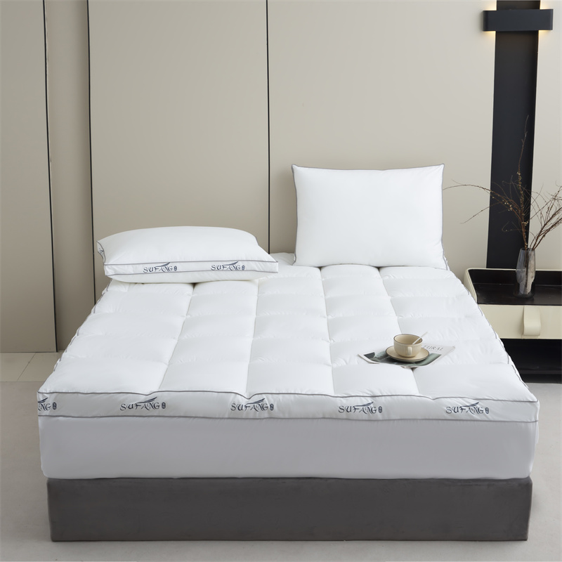 Tessuto downproof anni '40 con imbottitura in microfibra con logo stampato personalizzato e coprimaterasso con bordino