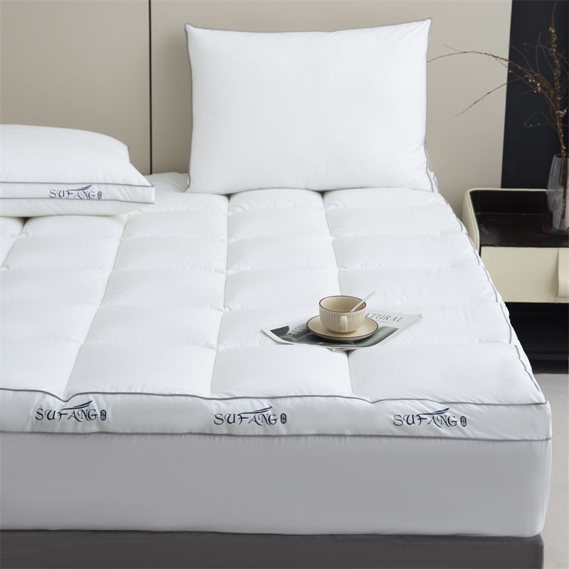 Tessuto downproof anni '40 con imbottitura in microfibra con logo stampato personalizzato e coprimaterasso con bordino Tessuto downproof anni '40 con imbottitura in microfibra con logo stampato personalizzato e coprimaterasso con bordino