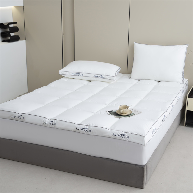 Tessuto downproof anni '40 con imbottitura in microfibra con logo stampato personalizzato e coprimaterasso con bordino Tessuto downproof anni '40 con imbottitura in microfibra con logo stampato personalizzato e coprimaterasso con bordino