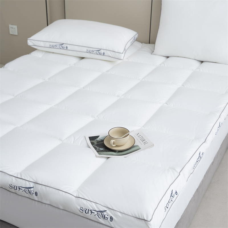 Tessuto downproof anni '40 con imbottitura in microfibra con logo stampato personalizzato e coprimaterasso con bordino Tessuto downproof anni '40 con imbottitura in microfibra con logo stampato personalizzato e coprimaterasso con bordino