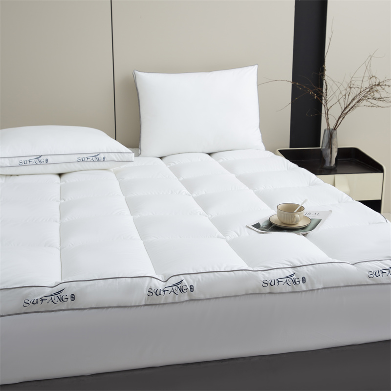 Tessuto downproof anni '40 con imbottitura in microfibra con logo stampato personalizzato e coprimaterasso con bordino Tessuto downproof anni '40 con imbottitura in microfibra con logo stampato personalizzato e coprimaterasso con bordino