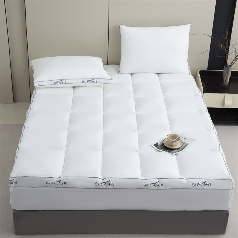 Tessuto downproof anni '40 con imbottitura in microfibra con logo stampato personalizzato e coprimaterasso con bordino Tessuto downproof anni '40 con imbottitura in microfibra con logo stampato personalizzato e coprimaterasso con bordino