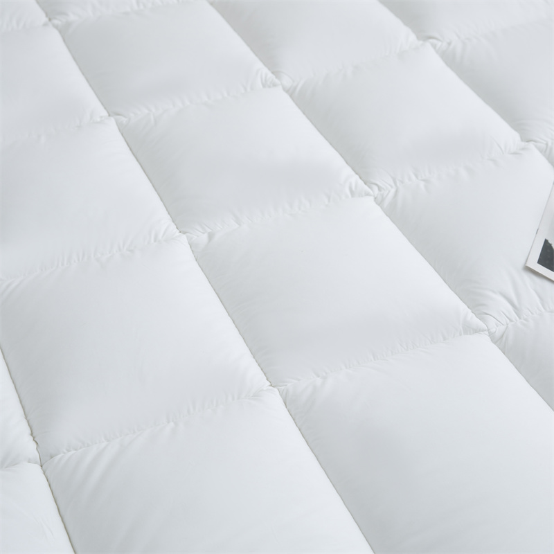 Tessuto downproof anni '40 con imbottitura in microfibra con logo stampato personalizzato e coprimaterasso con bordino Tessuto downproof anni '40 con imbottitura in microfibra con logo stampato personalizzato e coprimaterasso con bordino