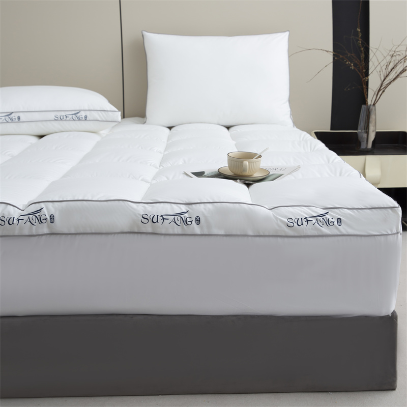 Tessuto downproof anni '40 con imbottitura in microfibra con logo stampato personalizzato e coprimaterasso con bordino Tessuto downproof anni '40 con imbottitura in microfibra con logo stampato personalizzato e coprimaterasso con bordino