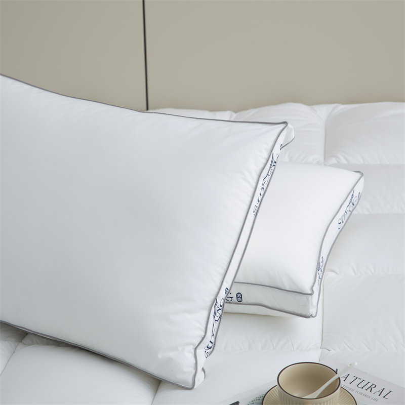 Tessuto downproof anni '40 con imbottitura in microfibra con logo stampato personalizzato e coprimaterasso con bordino Tessuto downproof anni '40 con imbottitura in microfibra con logo stampato personalizzato e coprimaterasso con bordino