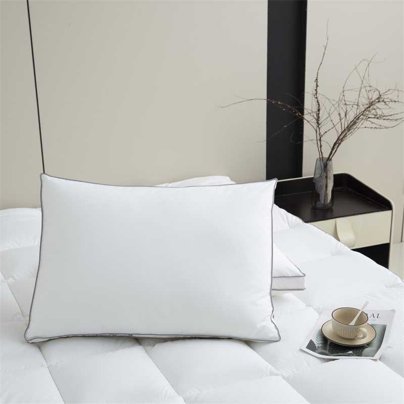 Tessuto downproof anni '40 con imbottitura in microfibra con logo stampato personalizzato e coprimaterasso con bordino Tessuto downproof anni '40 con imbottitura in microfibra con logo stampato personalizzato e coprimaterasso con bordino