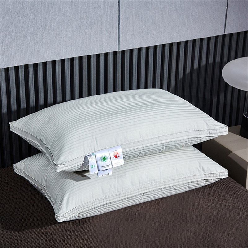 Cuscino imbottito in piuma d'anatra a tre strati. Cuscino a righe in raso