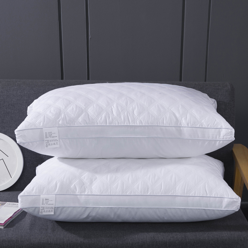 Cuscino imbottito in microfibra con design in tessuto trapuntato con cerniera Cuscino imbottito in microfibra con design in tessuto trapuntato con cerniera