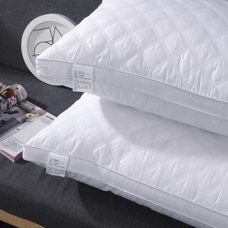 Cuscino imbottito in microfibra con design in tessuto trapuntato con cerniera Cuscino imbottito in microfibra con design in tessuto trapuntato con cerniera