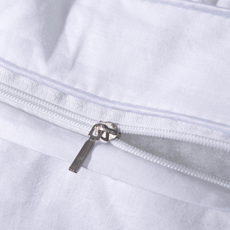 Cuscino imbottito in microfibra con design in tessuto trapuntato con cerniera Cuscino imbottito in microfibra con design in tessuto trapuntato con cerniera