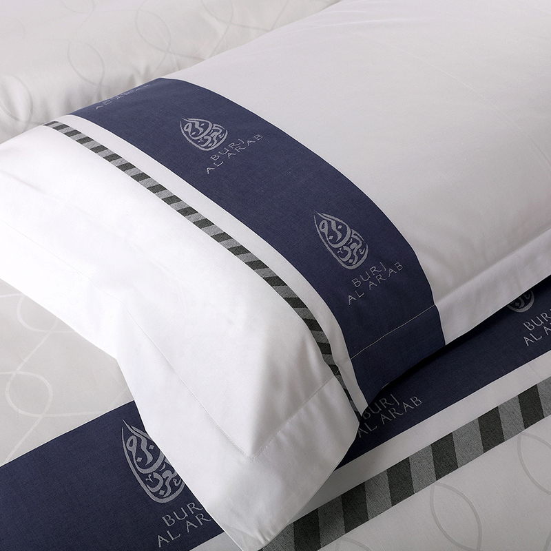 Set biancheria da letto in cotone 100% con logo personalizzato tinto in filo Set biancheria da letto in cotone 100% con logo personalizzato tinto in filo