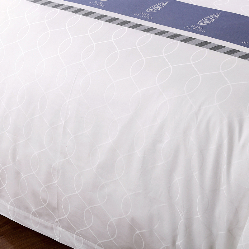 Set biancheria da letto in cotone 100% con logo personalizzato tinto in filo Set biancheria da letto in cotone 100% con logo personalizzato tinto in filo