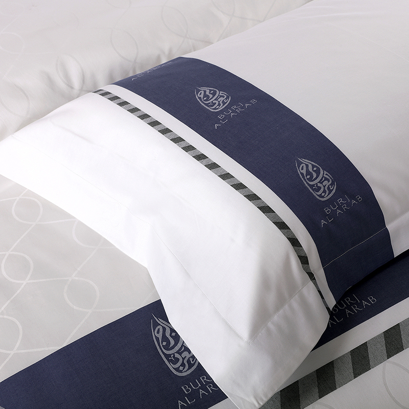 Set biancheria da letto in cotone 100% con logo personalizzato tinto in filo Set biancheria da letto in cotone 100% con logo personalizzato tinto in filo