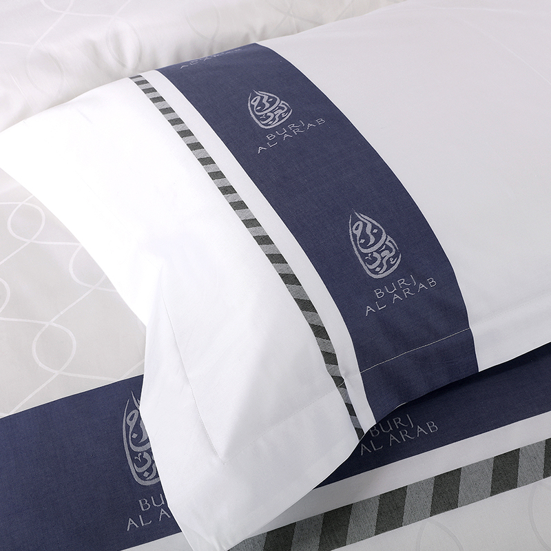 Set biancheria da letto in cotone 100% con logo personalizzato tinto in filo Set biancheria da letto in cotone 100% con logo personalizzato tinto in filo