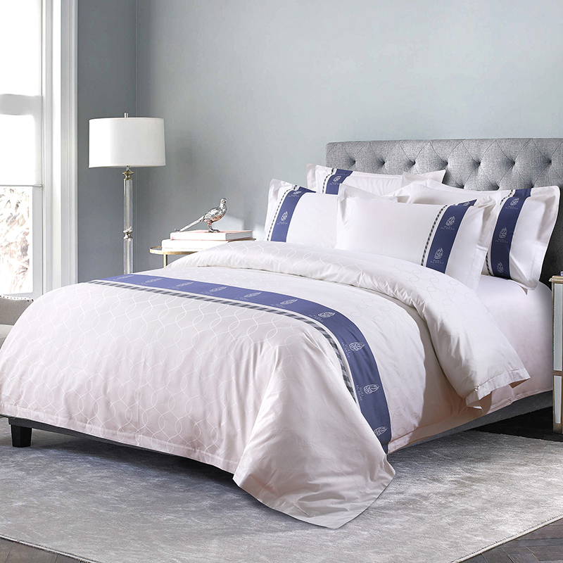 Set biancheria da letto in cotone 100% con logo personalizzato tinto in filo Set biancheria da letto in cotone 100% con logo personalizzato tinto in filo