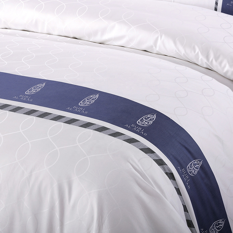 Set biancheria da letto in cotone 100% con logo personalizzato tinto in filo Set biancheria da letto in cotone 100% con logo personalizzato tinto in filo